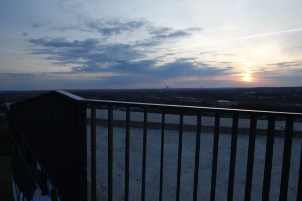 Das Foto zeigt die Halde Großes Holz in Bergkamen - einen von zahlreichen Fotospots im Ruhrgebiet bei Nacht