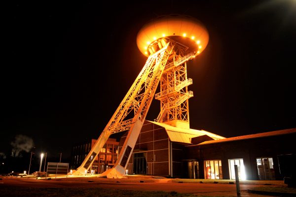 Das Foto zeigt das Colani-Ei in Lünen - einen von zahlreichen Fotospots im Ruhrgebiet bei Nacht