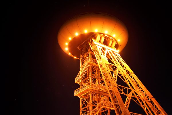 Das Foto zeigt das Colani-Ei in Lünen - einen von zahlreichen Fotospots im Ruhrgebiet bei Nacht