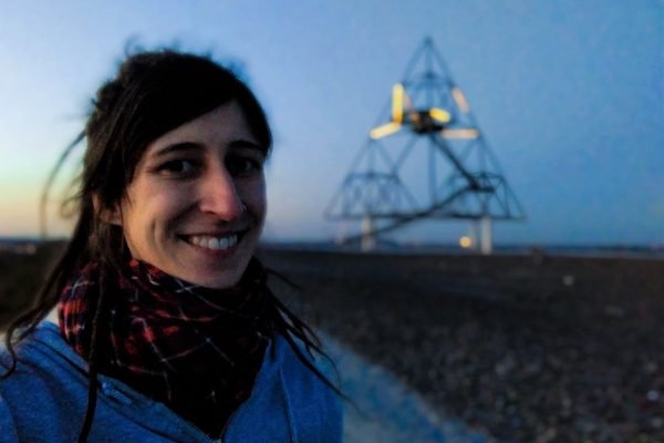 Das Foto zeigt Sarah am Tetraeder in Bottrop - einen von zahlreichen Fotospots im Ruhrgebiet bei Nacht