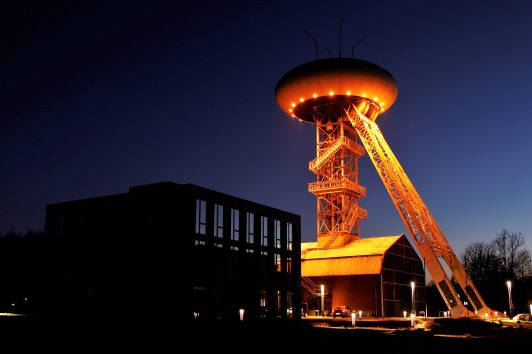 Das Foto zeigt das Colani-Ei in Lünen - einen von zahlreichen Fotospots im Ruhrgebiet bei Nacht