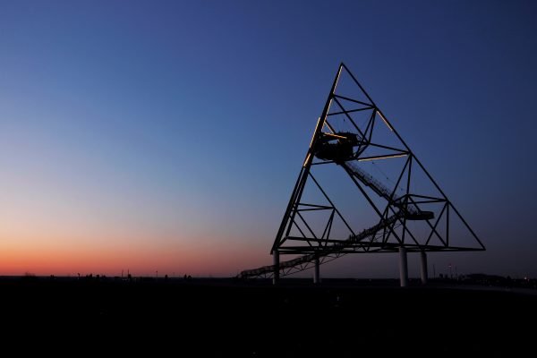 Das Foto zeigt den Tetraeder in Bottrop - einen von zahlreichen Fotospots im Ruhrgebiet bei Nacht