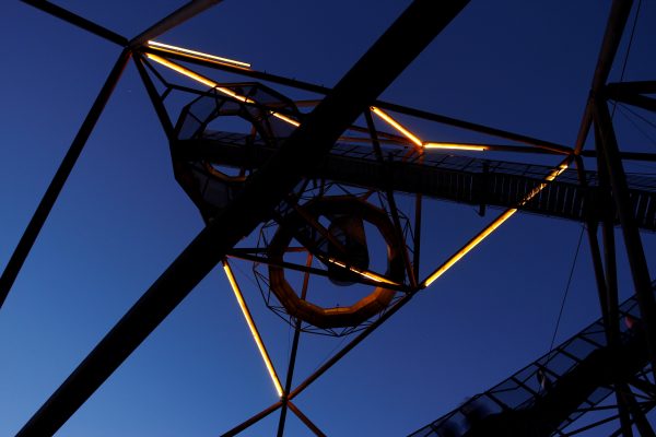 Das Foto zeigt den Tetraeder in Bottrop - einen von zahlreichen Fotospots im Ruhrgebiet bei Nacht