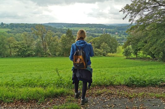 Das Foto zeigt Heike beim Wandern in Hattingen