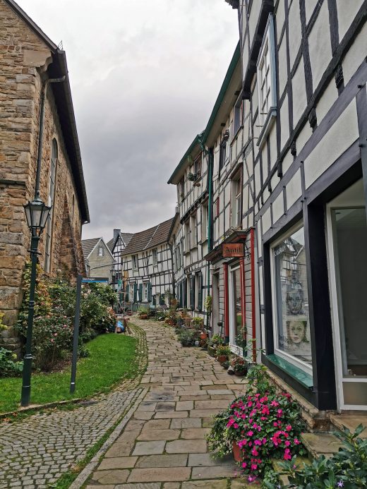 Das Foto zeigt eine Gasse mit Fachwerkhäusern in der Altstadt von Hattingen