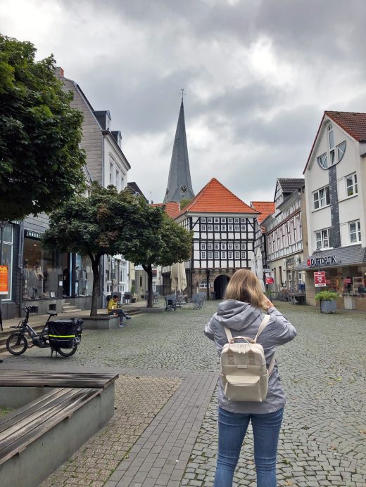 Das Foto zeigt Katalina auf dem Rathausplatz in der Altstadt von Hattingen