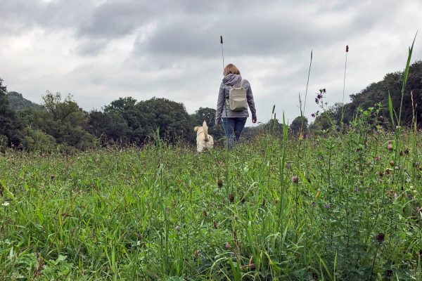 Das Foto zeigt Katalina und Theo auf einer Blumenwiese in Hattingen