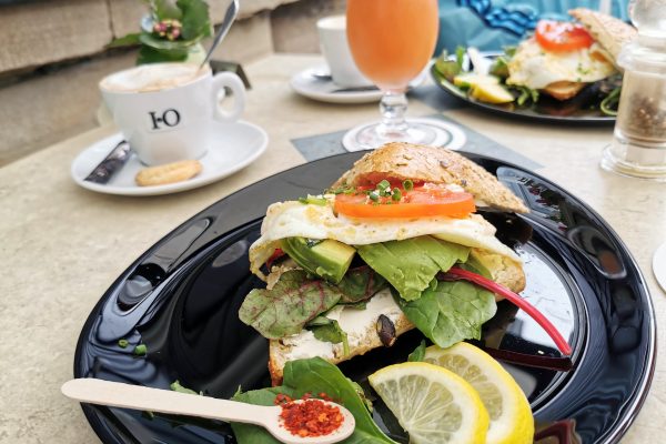 Das Foto zeigt den Avocado Burger im Café Adele in Hattingen