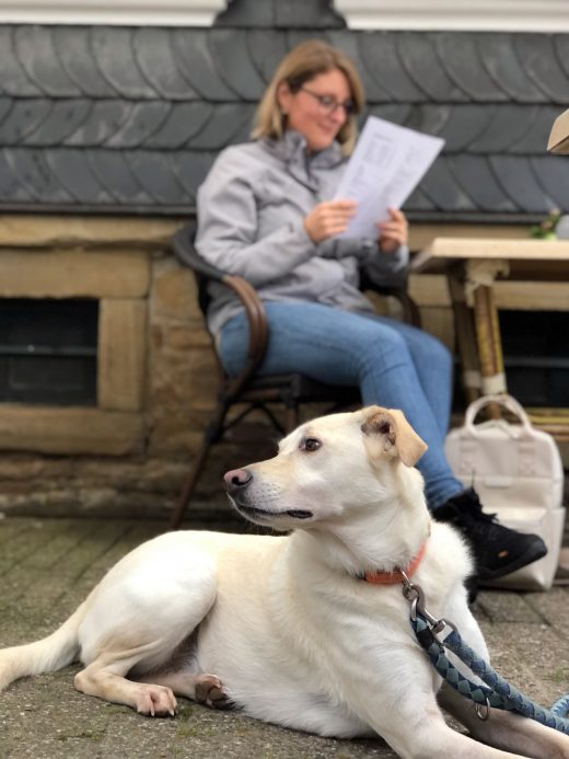 Das Foto zeigt Katalina und Hund Theo im Café Adele in Hattingen