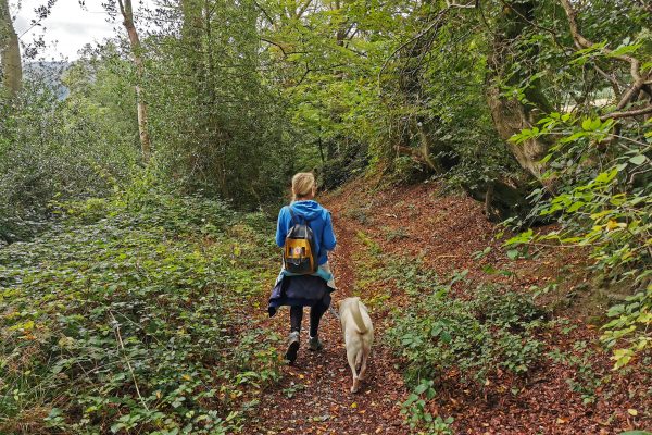 Das Foto zeigt Heike und Hund Theo bei der Mädelswanderung von Hattingen nach Sprockhövel