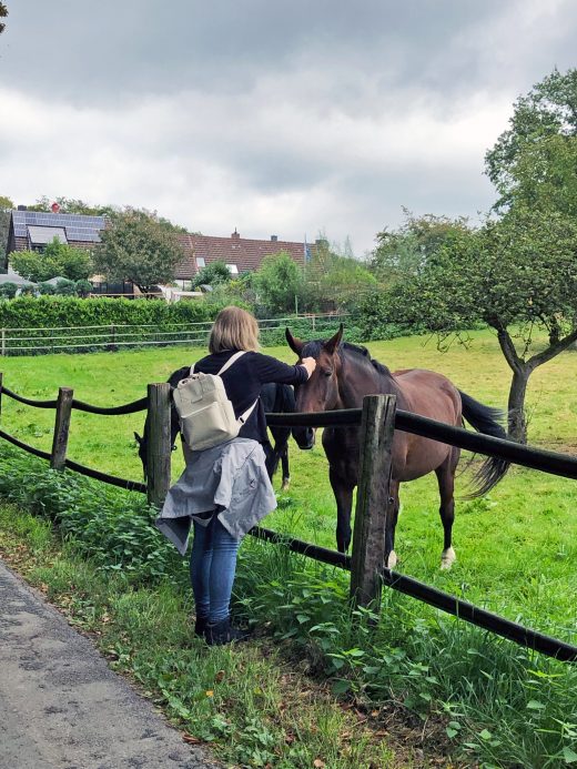 Das Foto zeigt Katalina mit Pferden auf dem Ruhrhöhenweg in Hattingen