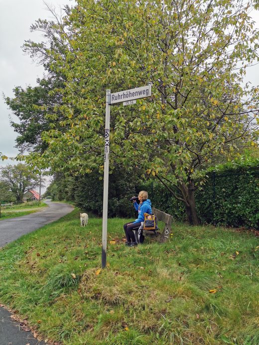 Das Foto zeigt Heike bei einer Trinkpause während der Wanderung von Hattingen nach Sprockhövel