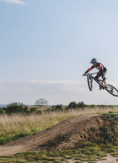 Das Foto zeigt einen Mountainbiker auf dem Sparkassen-Trail auf der Halde Norddeutschland in Neukirchen-Vluyn