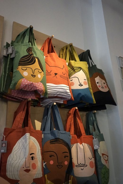 Das Foto zeigt Taschen im GOOD LIFE Concept Store in Mülheim an der Ruhr