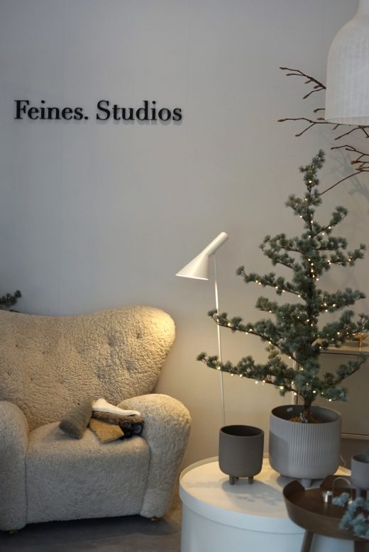 Das Foto zeigt einen Sessel und Deko im Concept Store „Feines. Studios“ in Bochum