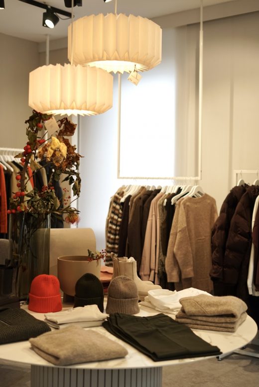 Das Foto zeigt Klamotten im Concept Store „Feines. Studios“ in Bochum