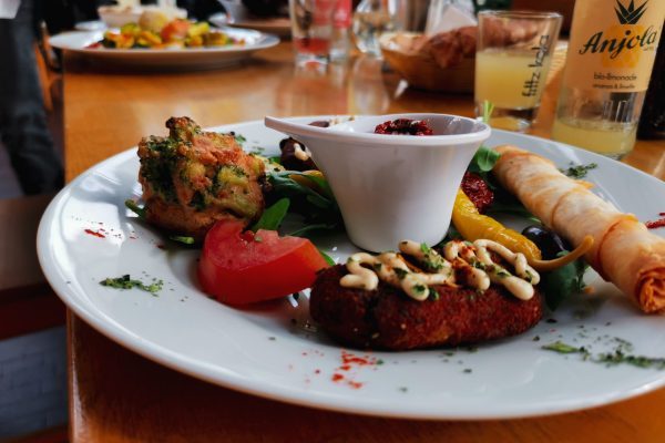 Das Bild zeigt veganes Essen im Ronjas