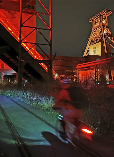 Das Foto zeigt einen Radfahrer bei einem Nightride durchs Ruhrgebiet auf dem Gelände der Zeche Zollverein