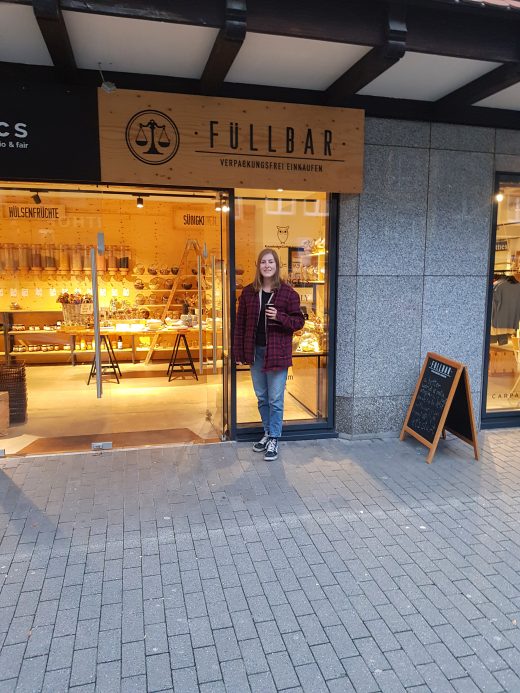 Das Foto zeigt Melissa mit Cappuccino mit Hafermilch vor der Füllbar im Kaiserviertel in Dortmund