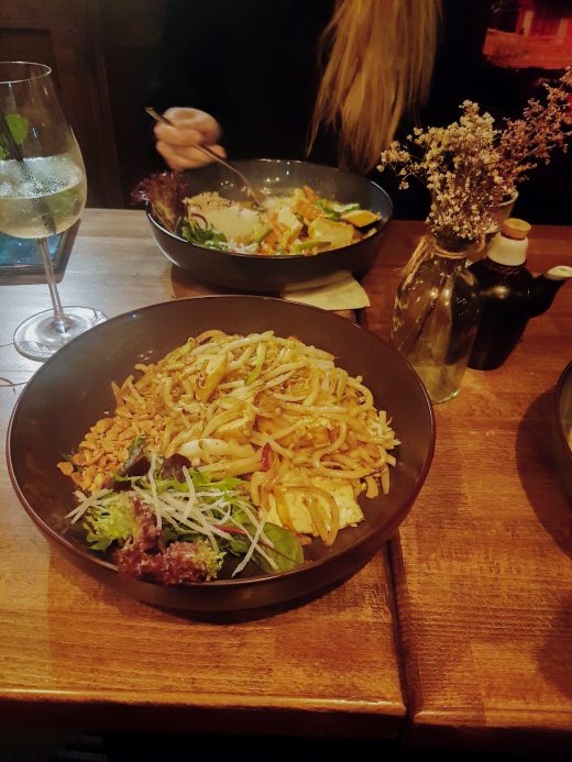 Das Foto zeigt Curry & Udon-Nudeln im Restaurant AMI im Kaiserviertel in Dortmund von Innen