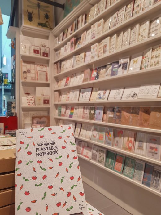 Das Foto zeigt ein plantable Noticebook in der Papeterie Bellini im Kaiserviertel in Dortmund