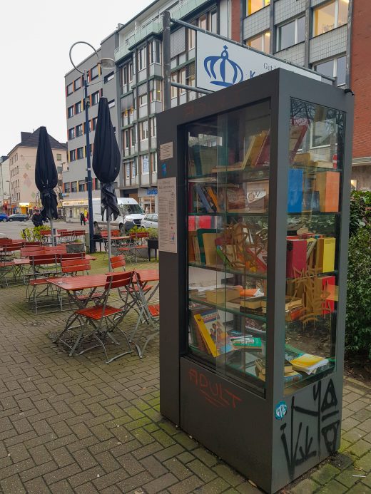 Das Foto zeigt einen Bücherschrank im Kaiserviertel in Dortmund