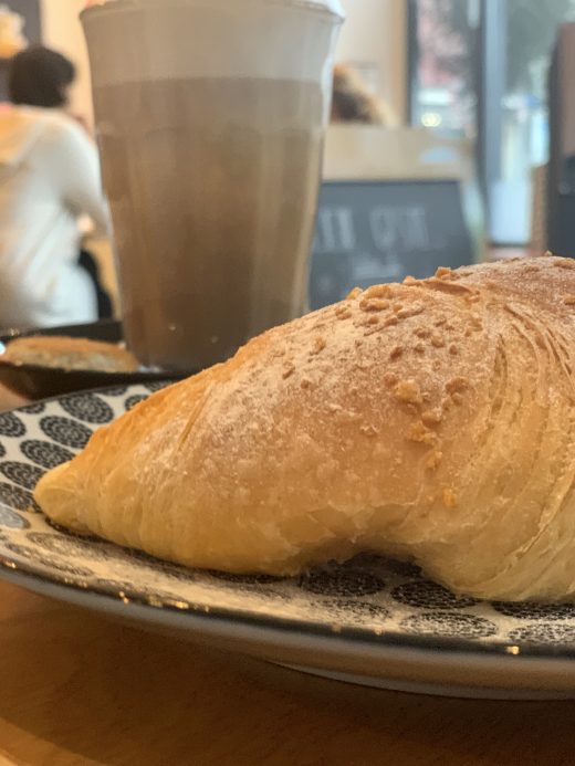 Das Foto zeigt ein Croissant und Kaffee in Bochum
