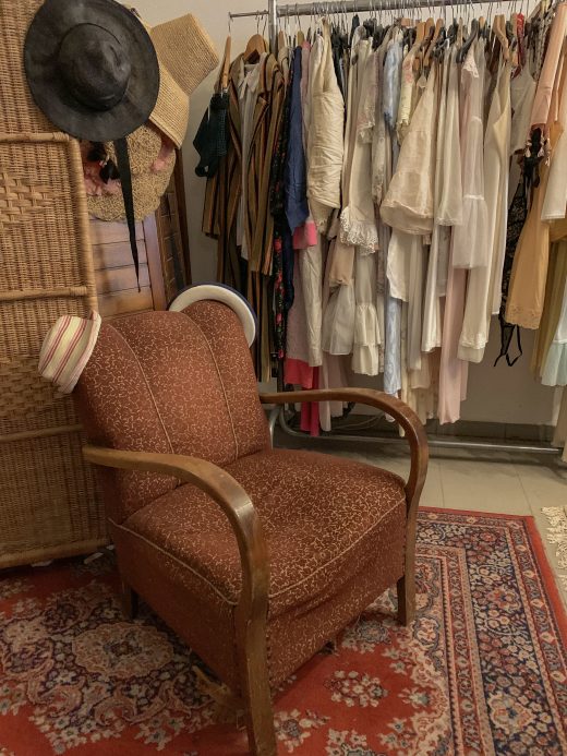 Das Foto zeigt die Einrichtung und Klamotten des Second Hand Ladens Le Salon Vintage in Bochum