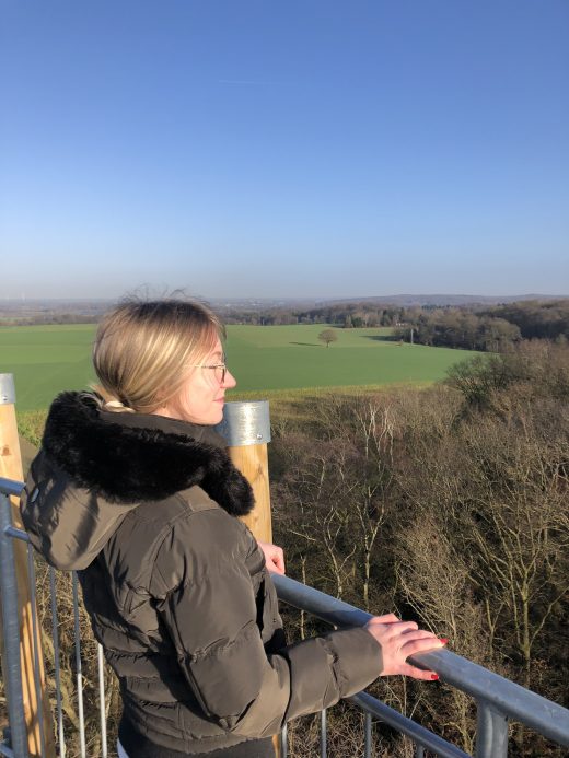 Das Foto zeigt Anna auf der Aussichtsplattform in Sonsbeck