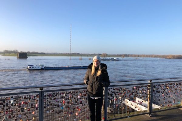 Das Foto zeigt Anna auf der Aussichtsplattform des Rheinufers in Wesel