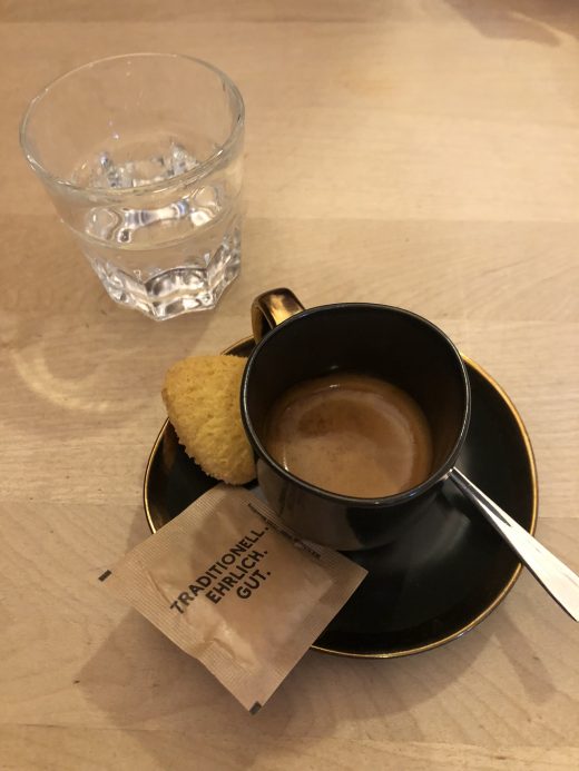 Das Foto zeigt einen Kaffee im Wirtshaus Moers