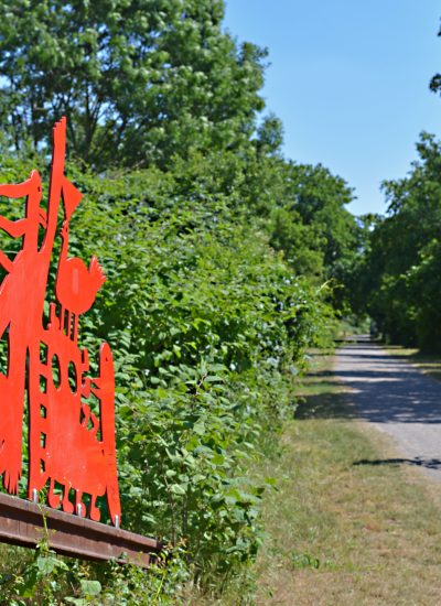 Das Foto zeigt die Skulptur „Wolfsbahnzug“ auf der Wolfsbahntrasse in Duisburg