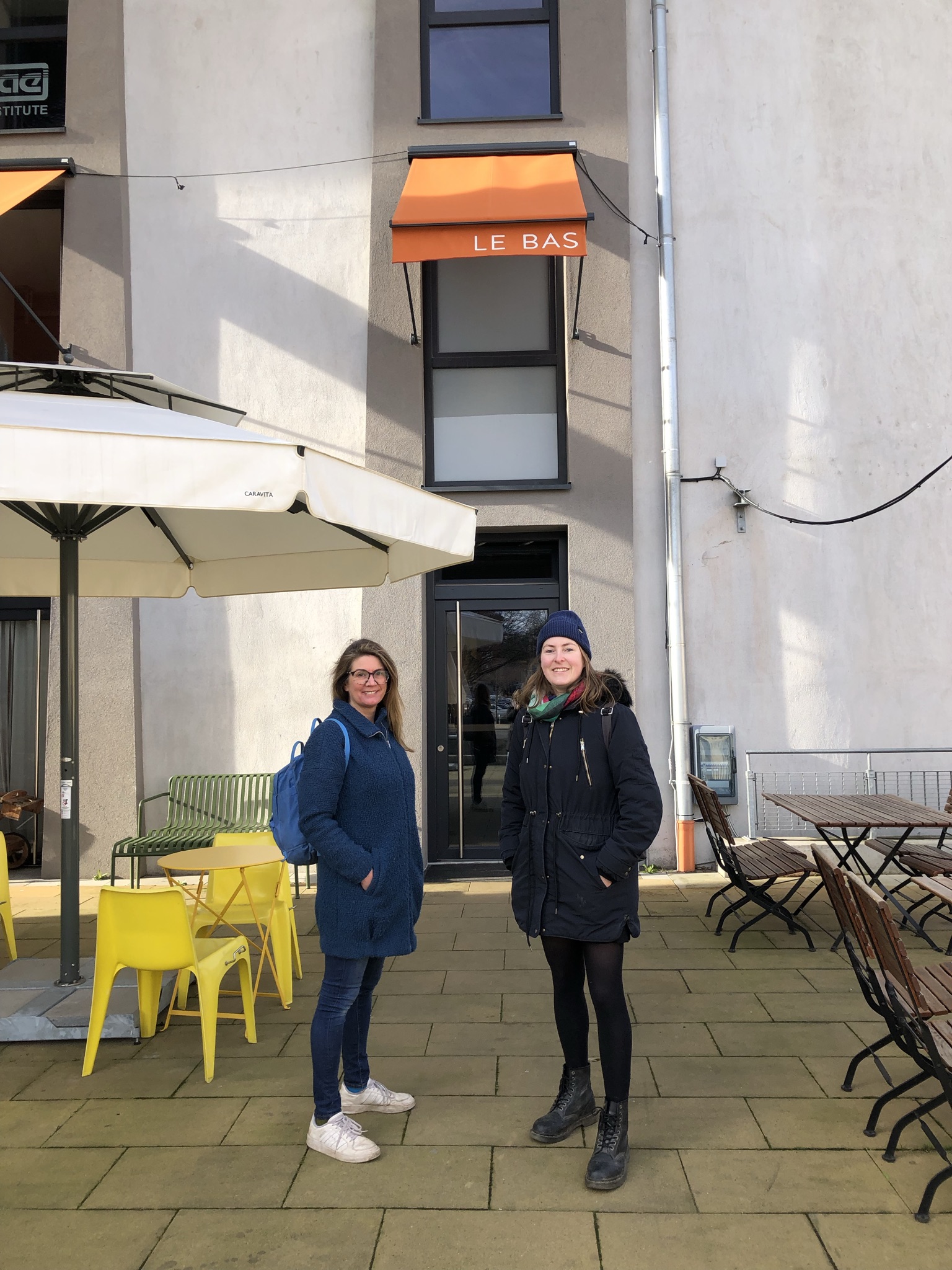 Zwei Frauen vor dem Café Le Bas in Bochum