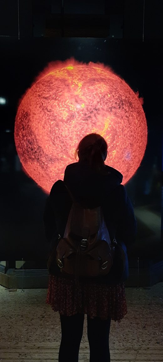 Das Foto zeigt Frauke in der Ausstellung "Das zerbrechliche Paradies" im Gasometer Oberhausen