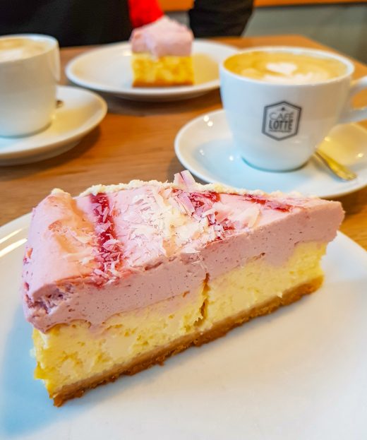 Das Foto zeigt Cappuccino und Kuchen im Café Lotte im Kaiserviertel in Dortmund