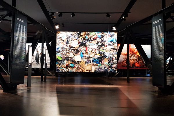 Das Foto zeigt die Ausstellung "Das zerbrechliche Paradies" im Gasometer Oberhausen