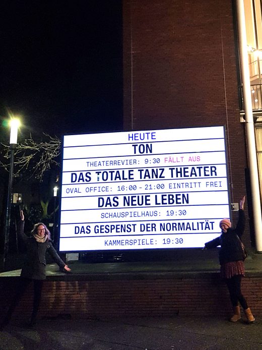 Das Foto zeigt Frauke und Christin vorm Schauspielhaus Bochum