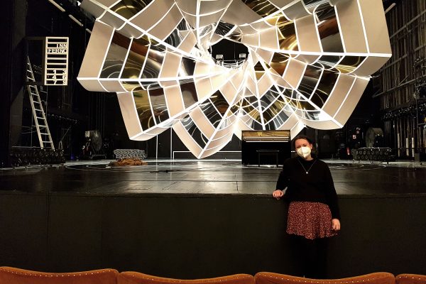 Das Foto zeigt Frauke vorm Sonnendeck der Inszenierung „Das neue Leben“ im Schauspielhaus Bochum