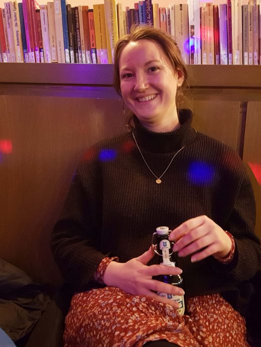 Das Foto zeigt Frauke in der Oval Office Bar unter dem Schauspielhaus Bochum