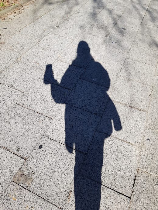 Das Foto zeigt Melissas Schatten am Hauptbahnhof in Essen, dem Start ihres Graffiti Walks durch Essen