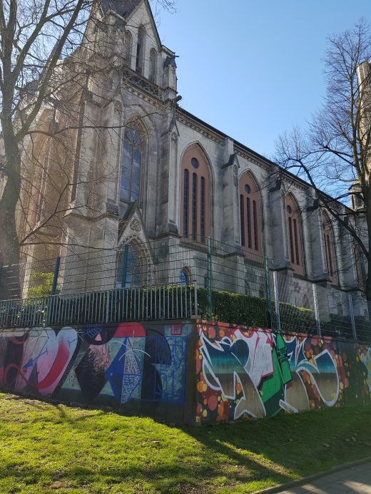 Das Foto zeigt eine weitere Graffiti Wall vor einer Kirche in Essen