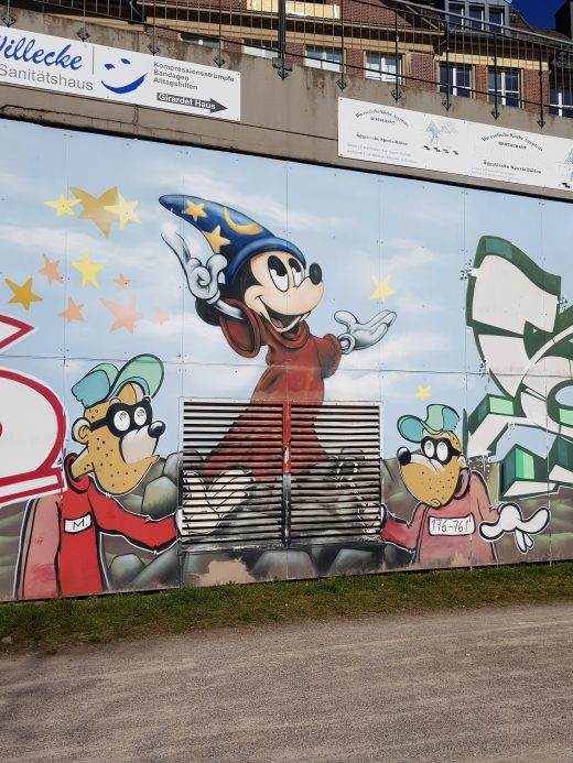 Das Foto zeigt eine Graffitti Wand mit Mickey Mouse in Essen