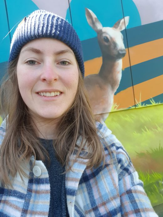 Das Foto zeigt Melissa vor einem Graffitti an der Alfredstraße in Essen