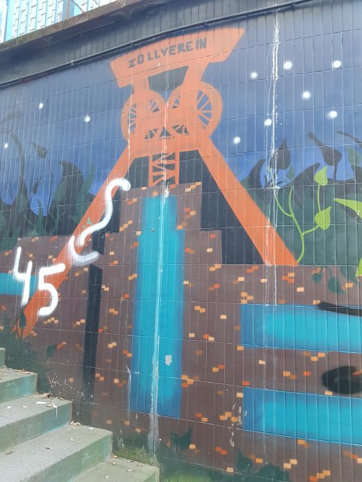 Das Foto zeigt die Zeche Zollverein als Graffitti in Essen