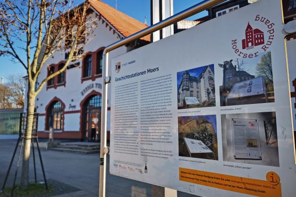 Das Foto zeigt eine Infotafel am Bahnhof in Moers