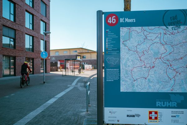 Das Foto zeigt eine Knotenpunktkarte des radrevier.ruhr am Bahnhof in Moers