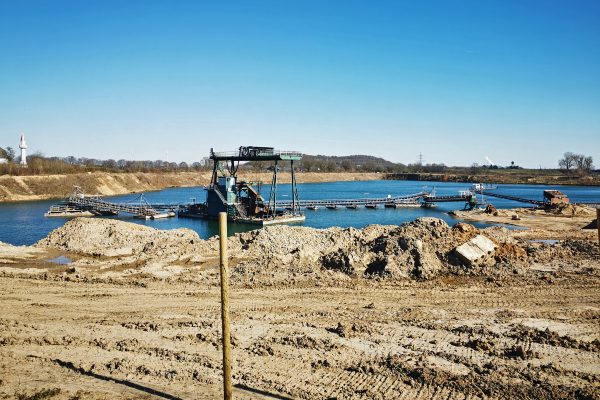 Das Foto zeigt Kiesabbau am Niederrhein