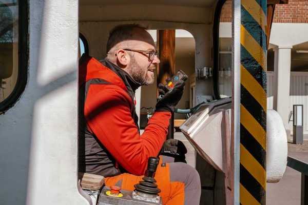 Das Foto zeigt Jochen in einem alten Grubenwagen an der Zeche Friedrich Heinrich