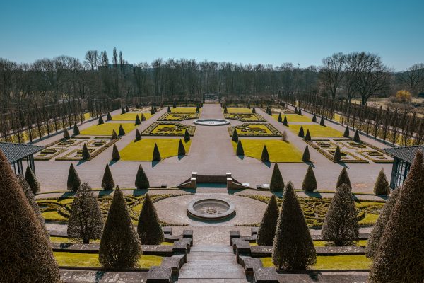 Das Foto zeigt die Parkanlage vom Kloster Kamp in Kamp-Lintfort