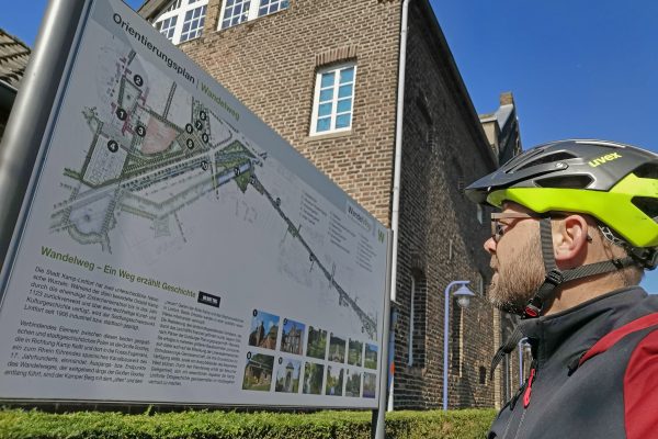 Das Foto zeigt eine Infotafel über die Parkanlage vom Kloster Kamp in Kamp-Lintfort